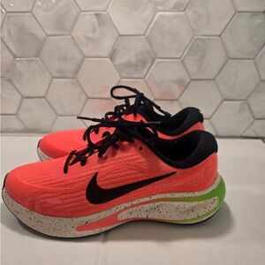 Nike Woman’s Journey Run Size 8.5 Hot Punch Cushioned